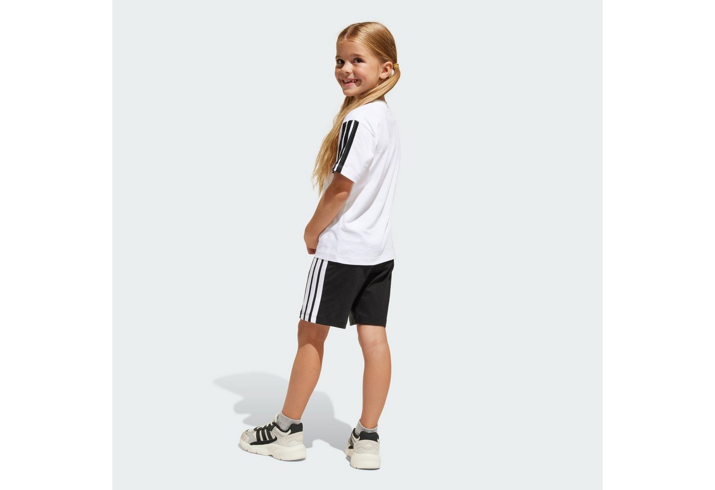 adidas Sportswear Jogginganzug ESSENTIALS KIDS T-SHIRT-SET (1-tlg) Bild 5