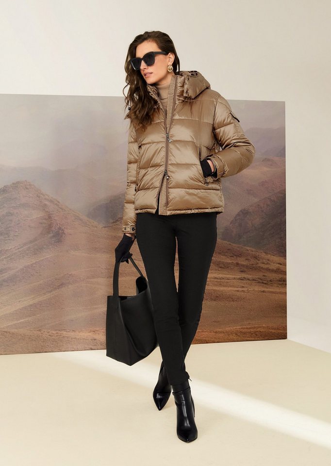 MADELEINE Outdoorjacke Elegante Steppjacke mit Glanzeffekt Stehkragen, abnehmbare Kapuze, Langarm Bild 2
