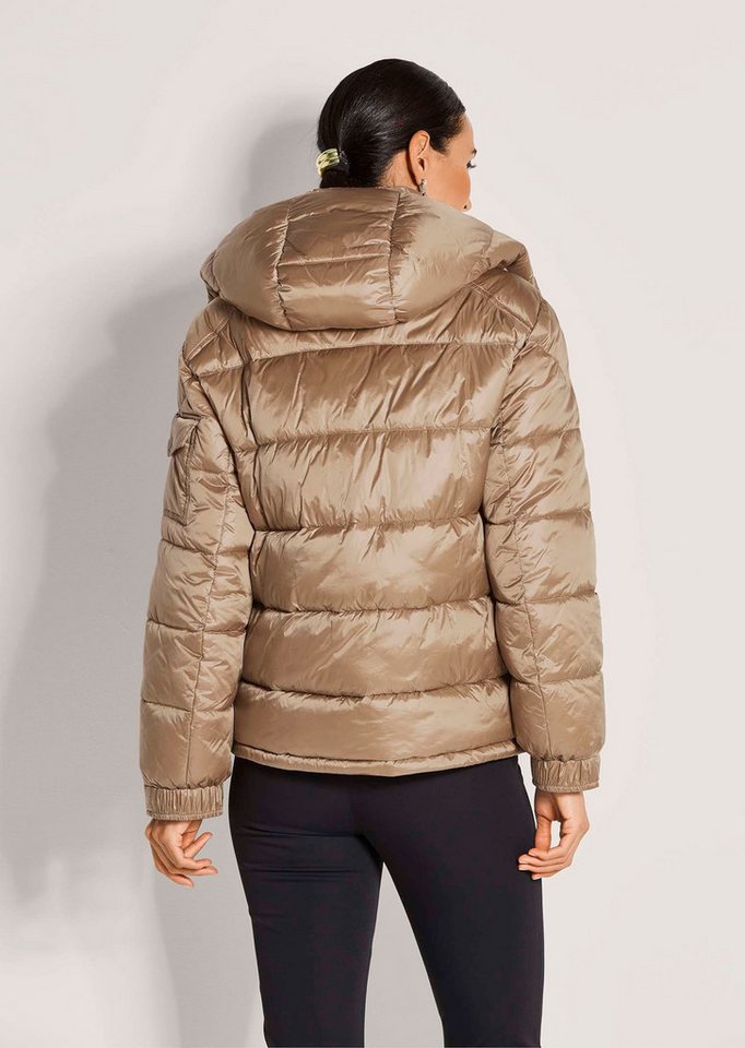 MADELEINE Outdoorjacke Elegante Steppjacke mit Glanzeffekt Stehkragen, abnehmbare Kapuze, Langarm Bild 3