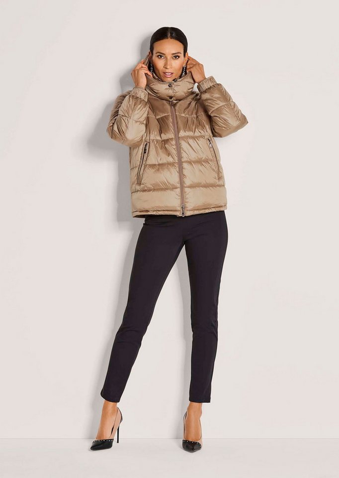 MADELEINE Outdoorjacke Elegante Steppjacke mit Glanzeffekt Stehkragen, abnehmbare Kapuze, Langarm Bild 4