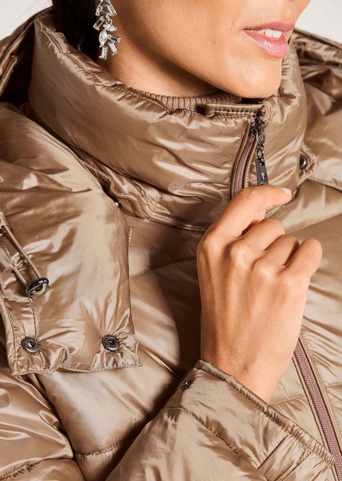 MADELEINE Outdoorjacke Elegante Steppjacke mit Glanzeffekt Stehkragen, abnehmbare Kapuze, Langarm Bild 5