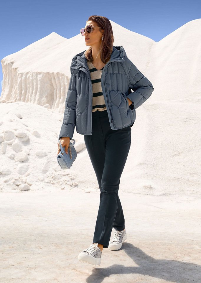 MADELEINE Outdoorjacke Elegante Winterjacke mit Daunenfüllung Daunenjacke mit Kapuze, verdeckte Knopfleiste, Stehkragen, Langarm