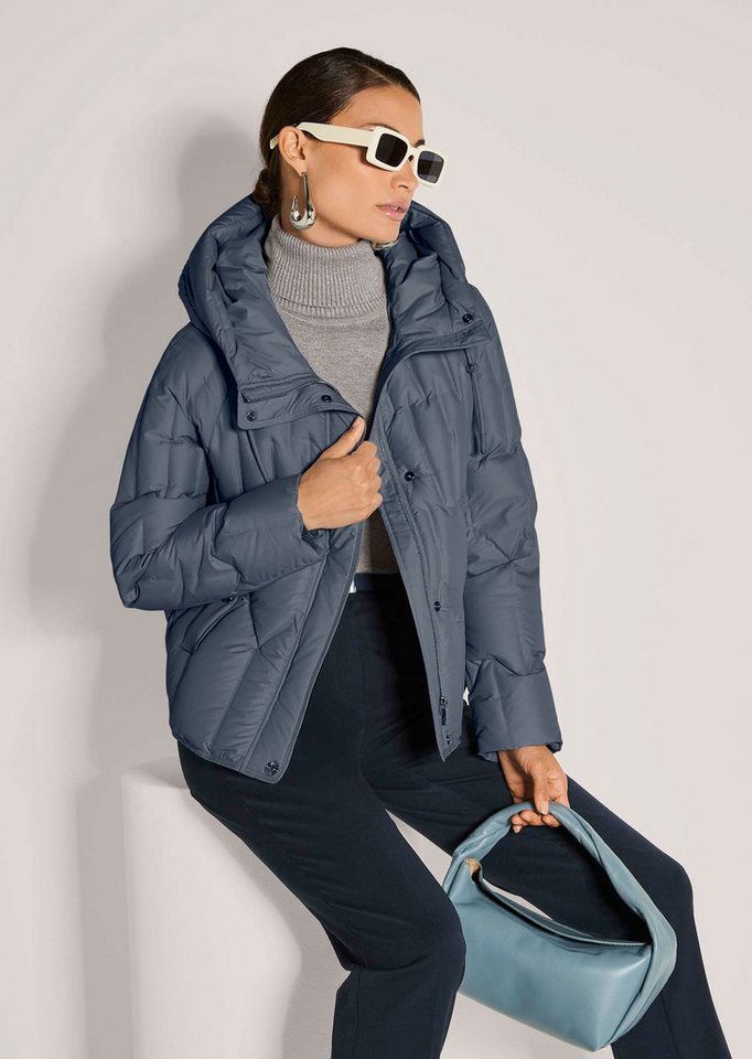 MADELEINE Outdoorjacke Elegante Winterjacke mit Daunenfüllung Daunenjacke mit Kapuze, verdeckte Knopfleiste, Stehkragen, Langarm Bild 2