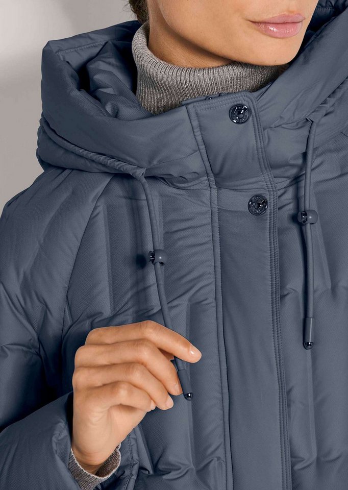 MADELEINE Outdoorjacke Elegante Winterjacke mit Daunenfüllung Daunenjacke mit Kapuze, verdeckte Knopfleiste, Stehkragen, Langarm Bild 3