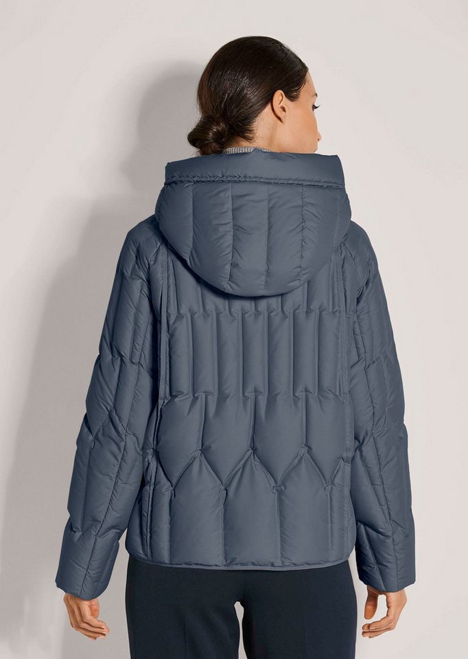 MADELEINE Outdoorjacke Elegante Winterjacke mit Daunenfüllung Daunenjacke mit Kapuze, verdeckte Knopfleiste, Stehkragen, Langarm Bild 4