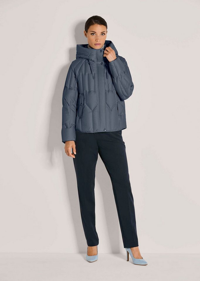 MADELEINE Outdoorjacke Elegante Winterjacke mit Daunenfüllung Daunenjacke mit Kapuze, verdeckte Knopfleiste, Stehkragen, Langarm Bild 5