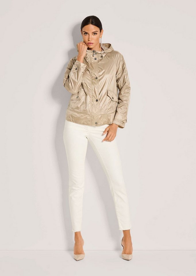 MADELEINE Outdoorjacke Outdoorjacke mit Kapuze, Raglanärmel Unifarbenes Design, variabler Kragen, verdeckter Reißverschluss