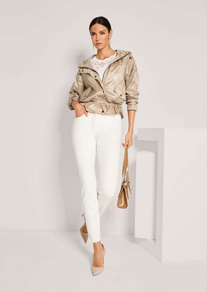 MADELEINE Outdoorjacke Outdoorjacke mit Kapuze, Raglanärmel Unifarbenes Design, variabler Kragen, verdeckter Reißverschluss Bild 2