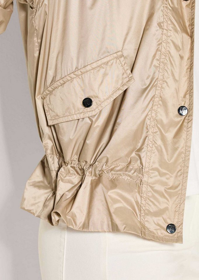 MADELEINE Outdoorjacke Outdoorjacke mit Kapuze, Raglanärmel Unifarbenes Design, variabler Kragen, verdeckter Reißverschluss Bild 3