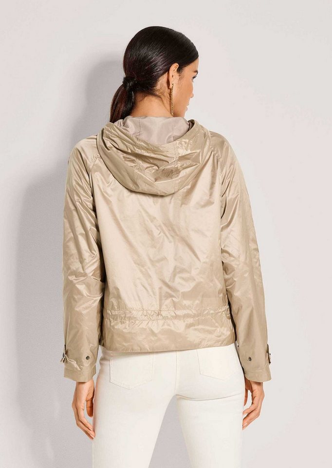 MADELEINE Outdoorjacke Outdoorjacke mit Kapuze, Raglanärmel Unifarbenes Design, variabler Kragen, verdeckter Reißverschluss Bild 4