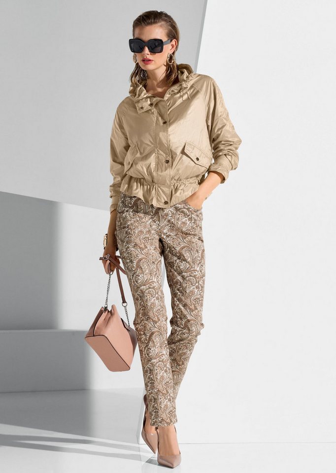 MADELEINE Outdoorjacke Outdoorjacke mit Kapuze, Raglanärmel Unifarbenes Design, variabler Kragen, verdeckter Reißverschluss Bild 5