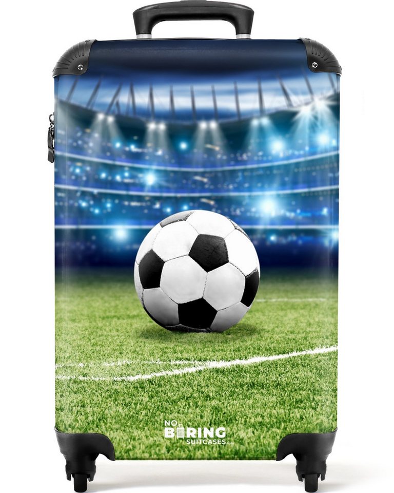 NoBoringSuitcases.com© Kinderkoffer Schwarzer und weißer Fußball in einem Stadion 55x35x20cm, Handgepäck Koffer, Hartschalenkoffer Kinder, Reisekoffer Jungen Bild 3