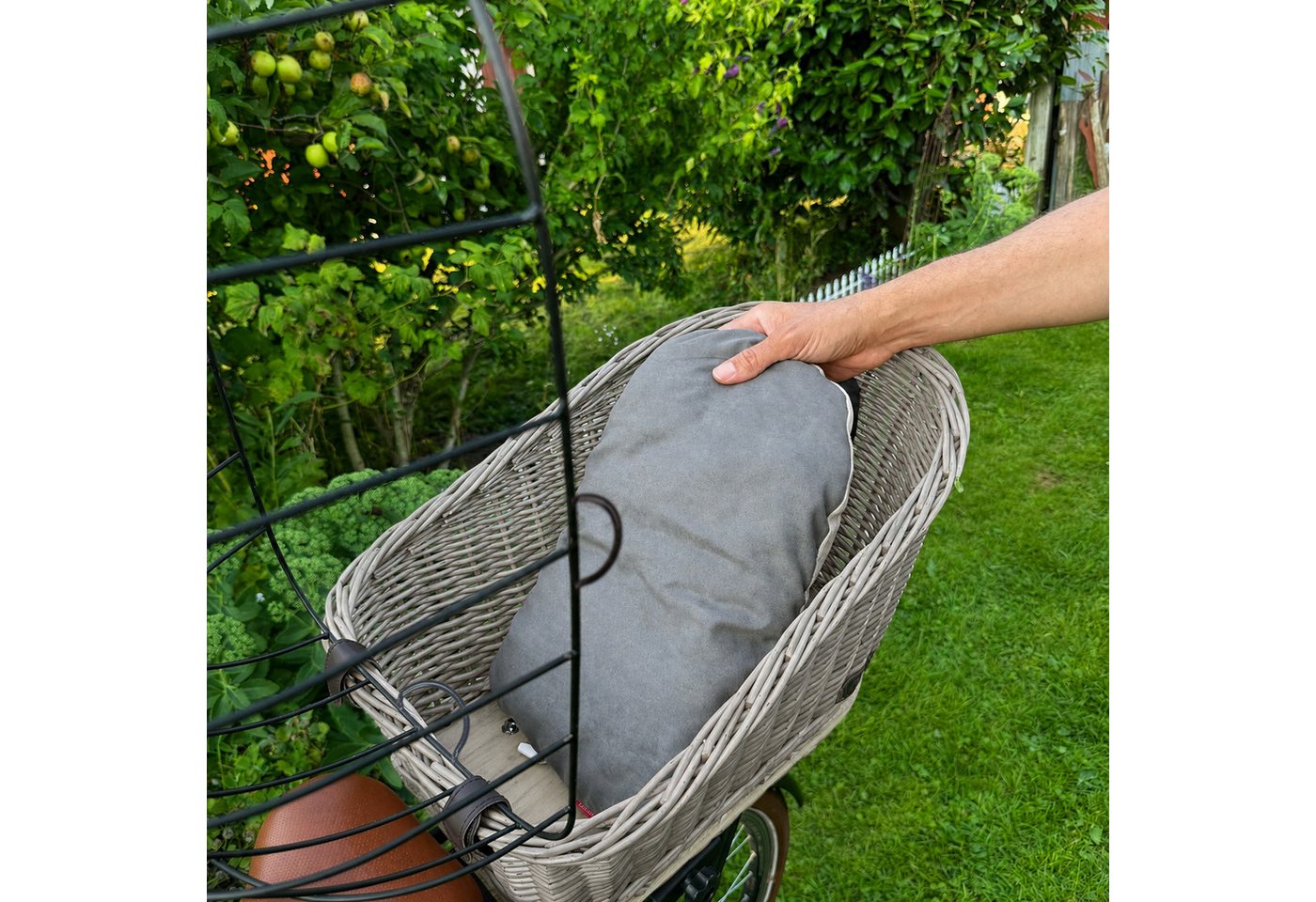 UNUS GARDEN Fahrradkorb Hundefahrradkorb Weide (47x34x29cm (LxBxH), Gitterabdeckung, waschbares Kissen und Schutzriemen