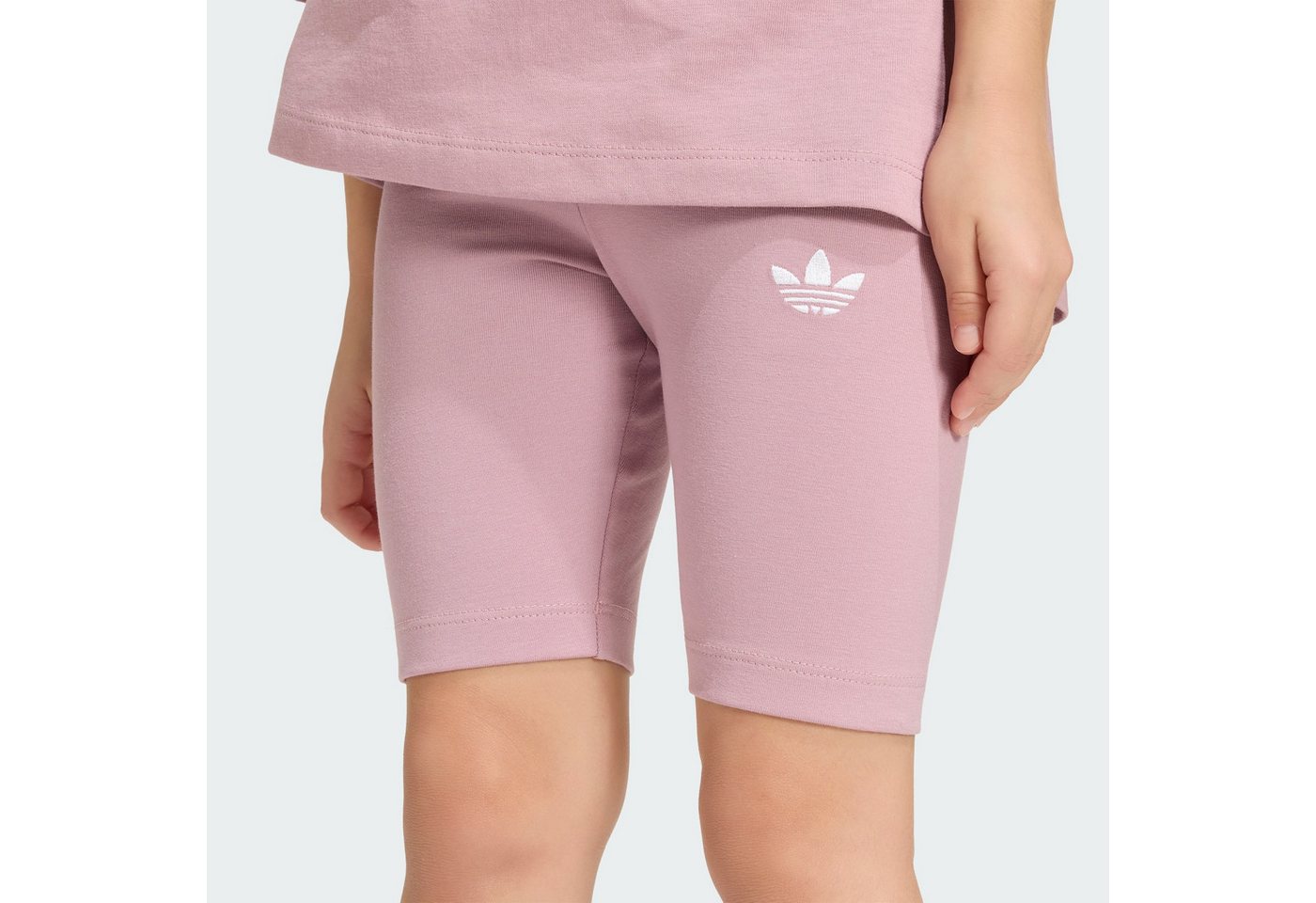 adidas Originals Trainingsanzug SET AUS RADLERHOSE UND T-SHIRT (1-tlg) Bild 5