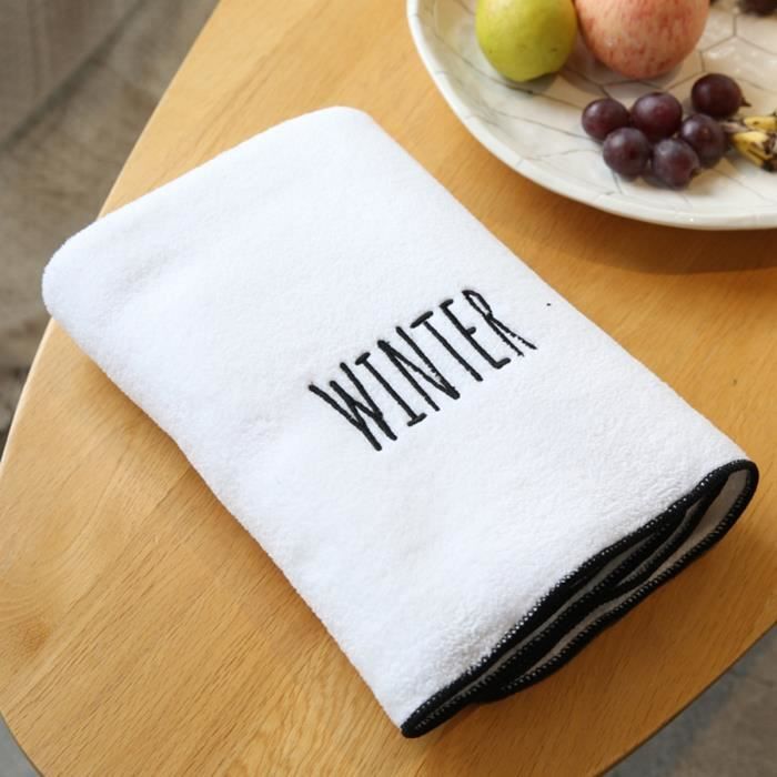 Das Hotel Bietet Schnell Trocknende, Saugfähige Mikrofaserhandtücher In Winterweiß Für Damen Und Herren An.