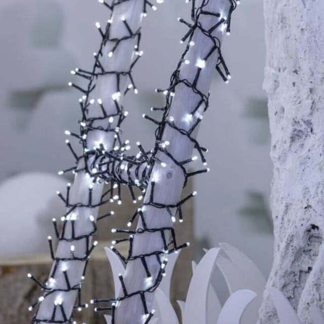 30 M Lange Mini-lichterkette Von Lotti Mit 1500 Leds In Kaltweiß, 8 Timer-programmen Und Dunkelgrünem Kabel.