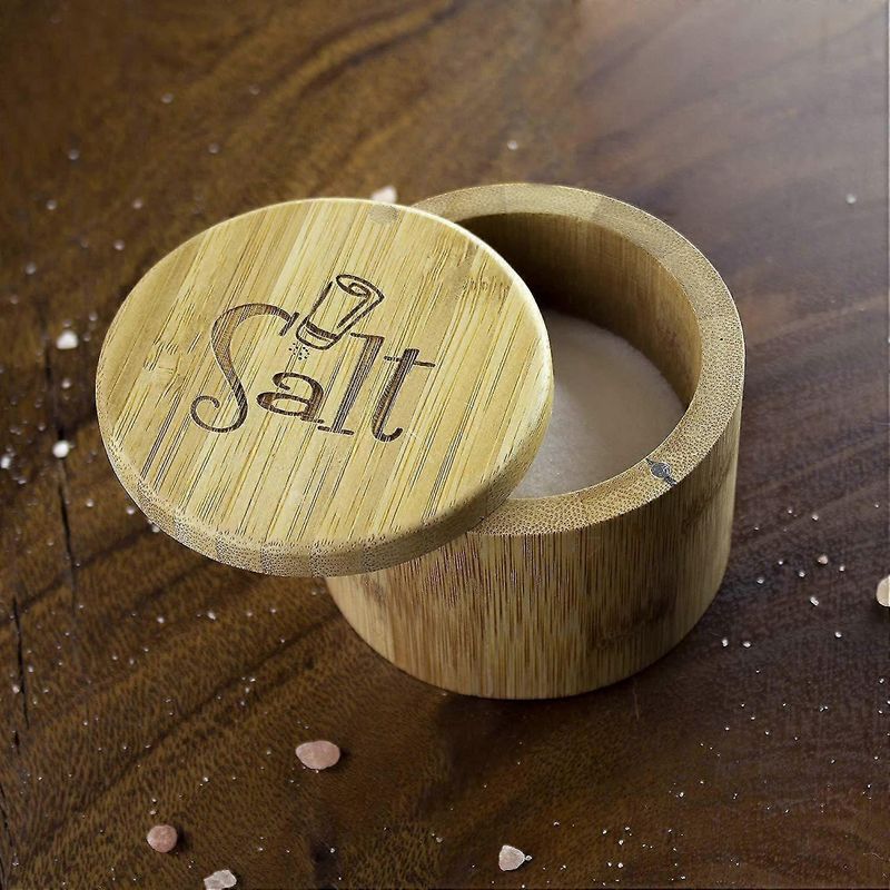 Salzbehälter Aus Bambus Mit Magnetischem Drehdeckel, Auf Dem Deckel Ist Das Wort „salz“ Eingraviert.