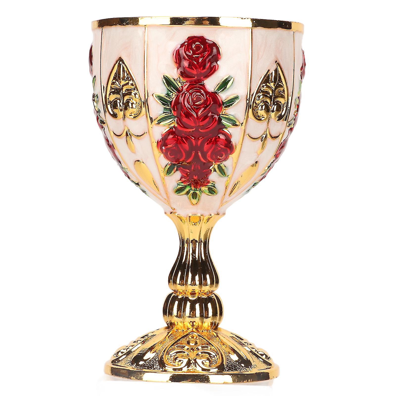 10 Cm Hoher, Vergoldeter Kelch Aus Zinklegierung Mit Einem Eleganten, Geprägten Retro-blumenmuster – Ideal Für Partys, Bankette Und Bars. Rote Blüten Auf Gold-weißem Hintergrund.