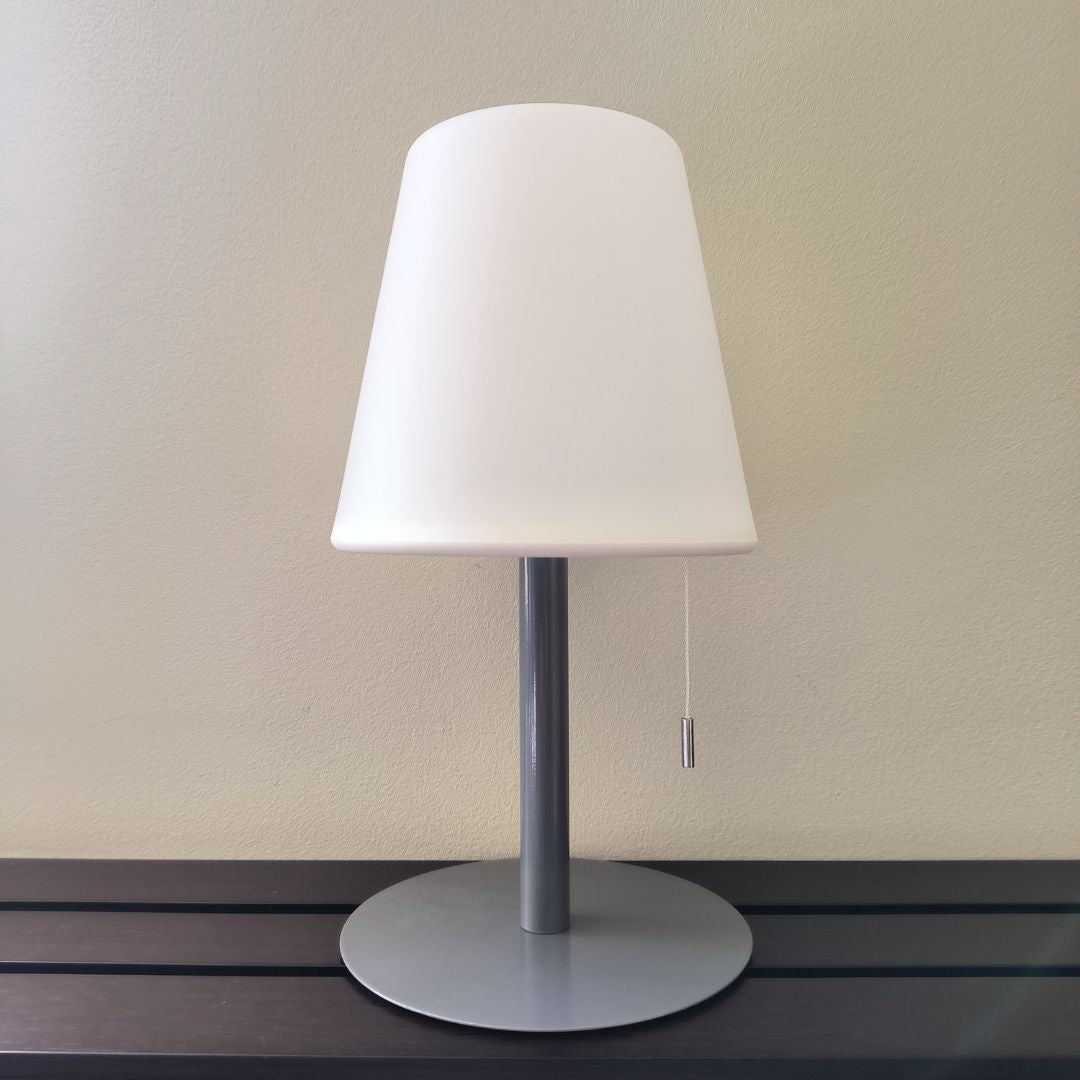Wiederaufladbare Led-tischlampe Ip44 Mit Zugschalter Und Rgb-effekten