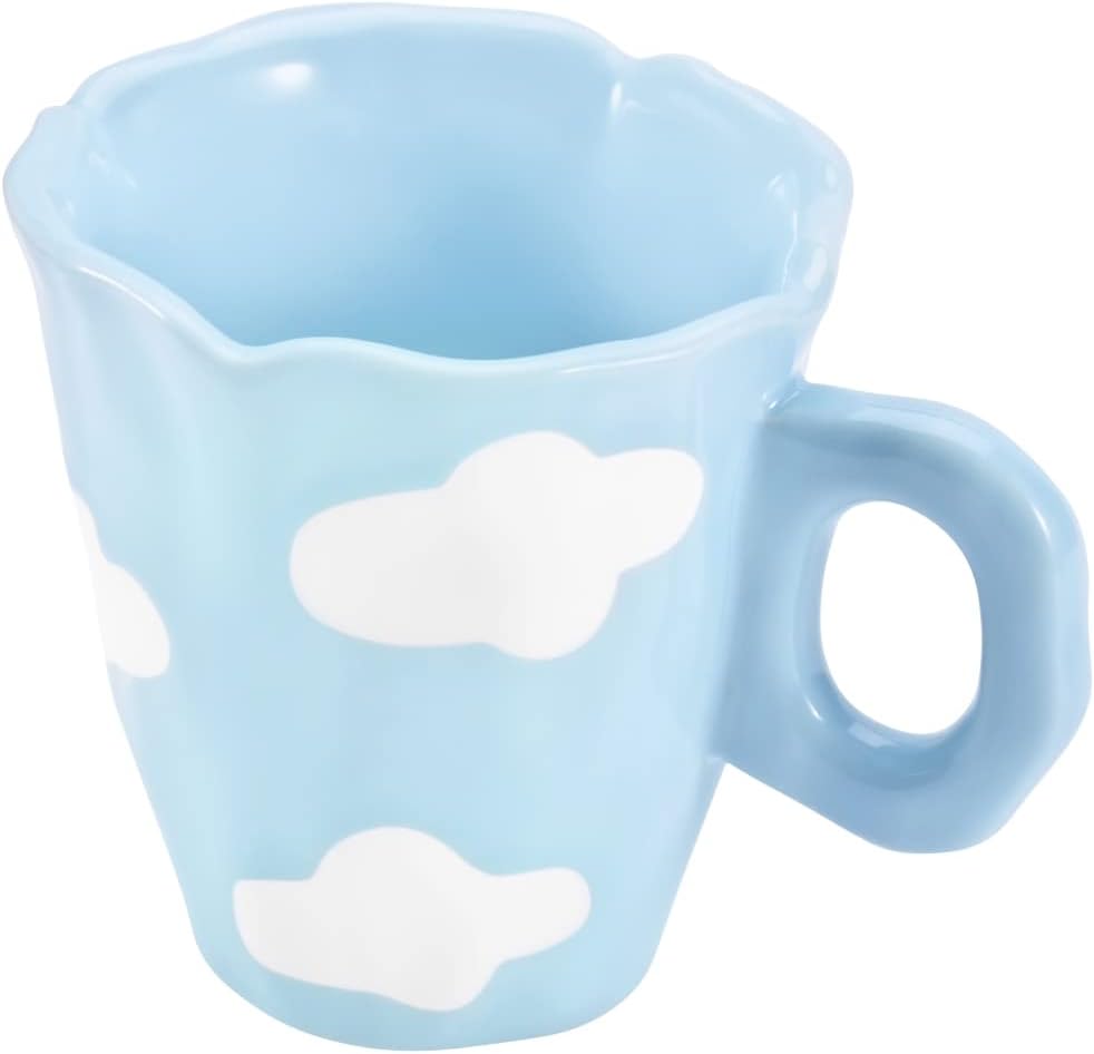 Dieser Keramik-kaffeebecher Zeichnet Sich Durch Ein Unregelmäßiges, Handbemaltes Design Aus Und Hat Ein Fassungsvermögen Von 400 Ml.