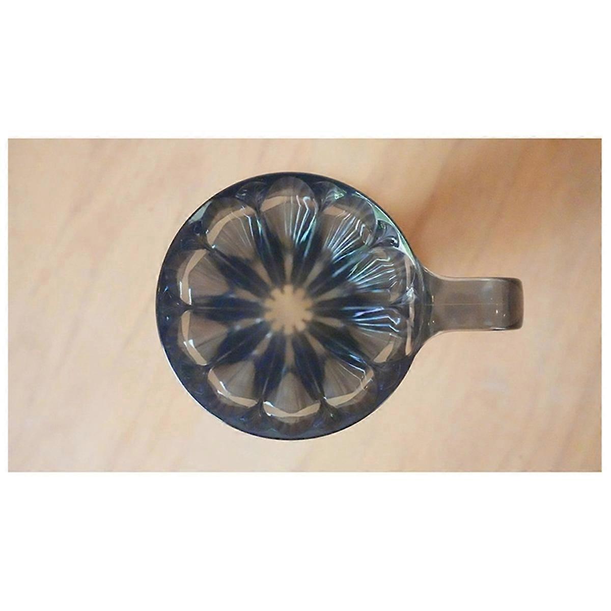 Blütenblattförmiger Kaffeefilter Aus Durchscheinendem Schwarzem Filterpapier (siehe Foto).