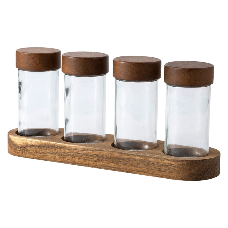 Ein Set Aus Gewürzdosen, Glasbehältern Mit Holzdeckeln Und Tabletts