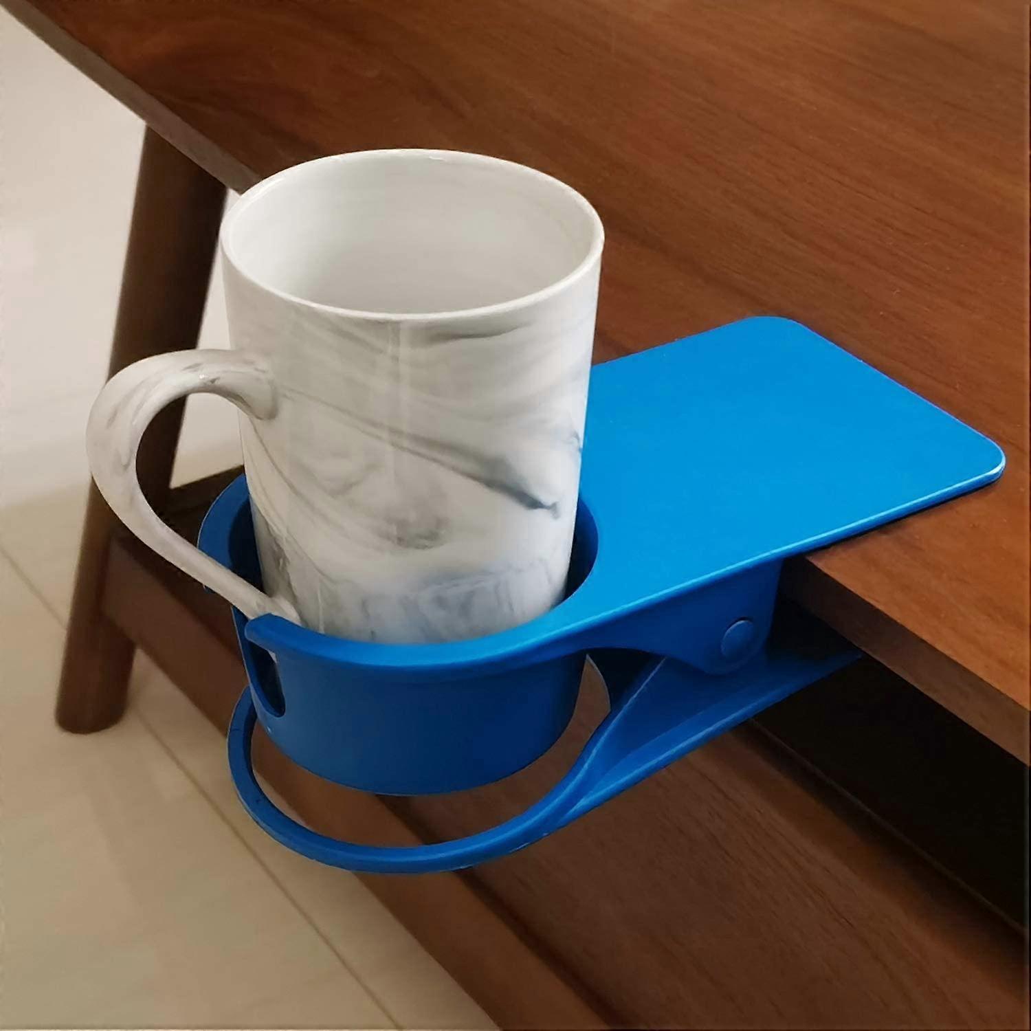 Verbesserter, Aufsteckbarer Becherhalter – Wird An Der Seite Eines Schreibtisches Befestigt, Um Eine Kaffeetasse Oder Wasserflasche Zu Halten.