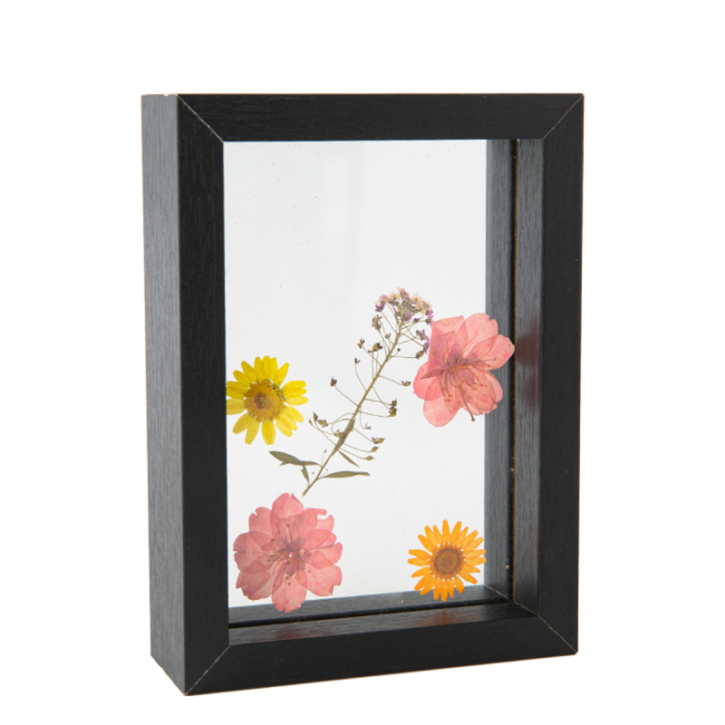 Holzrahmen Mit Glasfront, Verziert Mit Trockenblumen Und Blättern, Ideal Für Ein Hochzeitsfoto Oder Als Bürodekoration.
