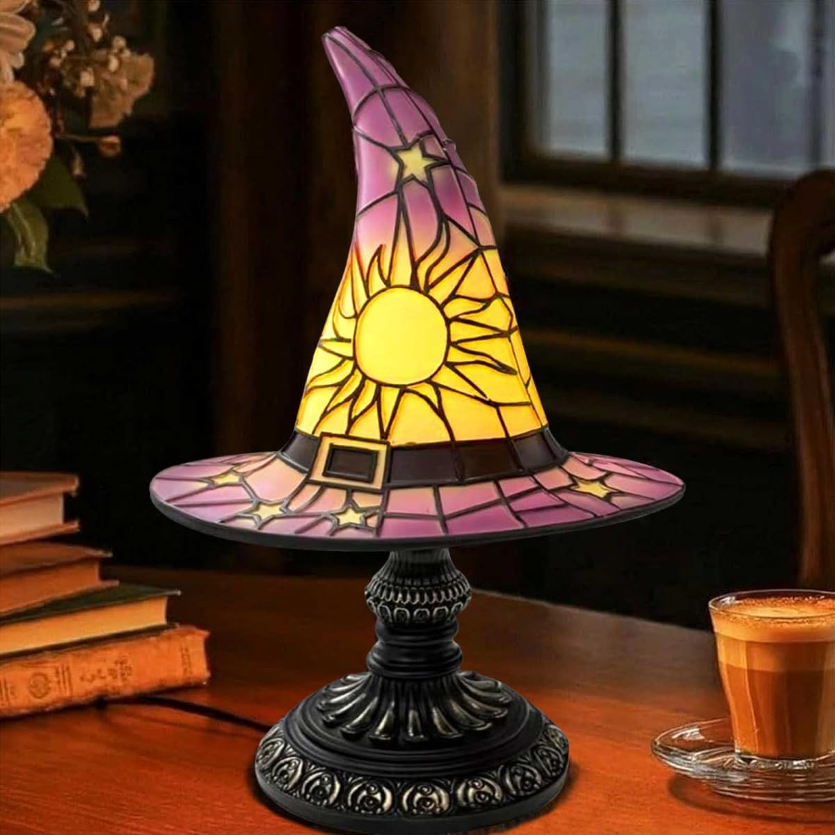 Hexenhutlampe - Handgefertigte, Farbenfrohe Lampe In Form Eines Gotischen Hutes, Die Zur Dekoration Dient, Eine Geheimnisvolle Schlafzimmeratmosphäre Schafft Und Als Hexengeschenk Verwendet Wird.