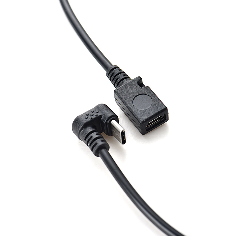 Abgewinkeltes Ladekabel Mit Usb-c-stecker Auf Micro-usb-5-pin-buchse Für Mobiltelefone Und Tablets.