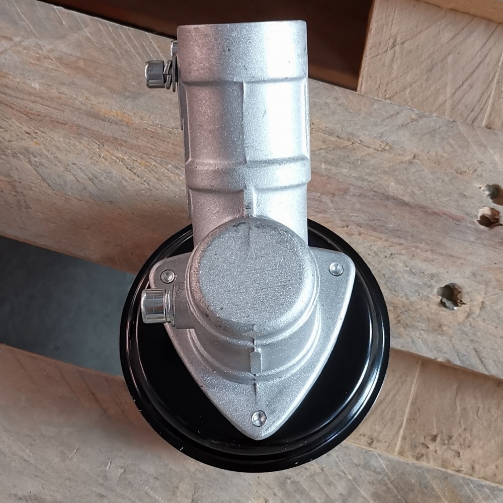 Das Untersetzungsgetriebe Für Die Freischneider Hat Einen Durchmesser Von 26 Mm, Eine 5,3 X 5,3 Mm Vierkantwelle Und Ein Gehäuse Aus Aluminiumlegierung Mit Verschleißfesten Zahnrädern.