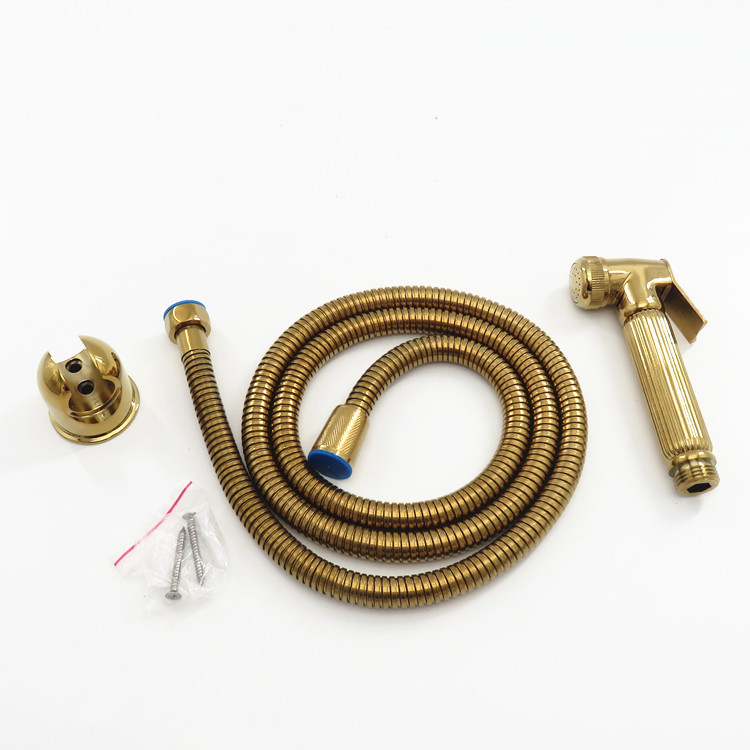 Druckbeaufschlagte Wc-duschpistole Aus Kupfer Und Goldtitan, Mit Bidetdüse Und Wc-spülreiniger.
