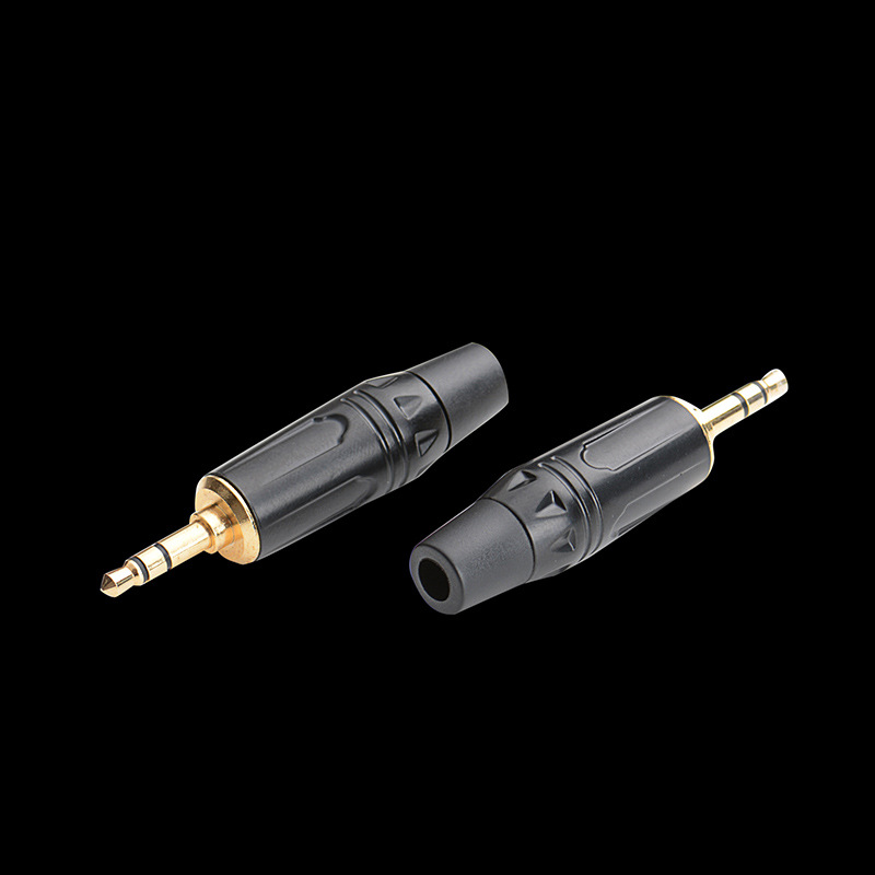 Vergoldeter 3,5-mm-audiostecker, Der An Die Kopfhörerbuchse Des Mobiltelefons Gelötet Ist, 3,5-mm-stecker, Dreiteiliger Aux-kabelanschlussblock, Großes Gehäuse, 6 Mm Kabelende.