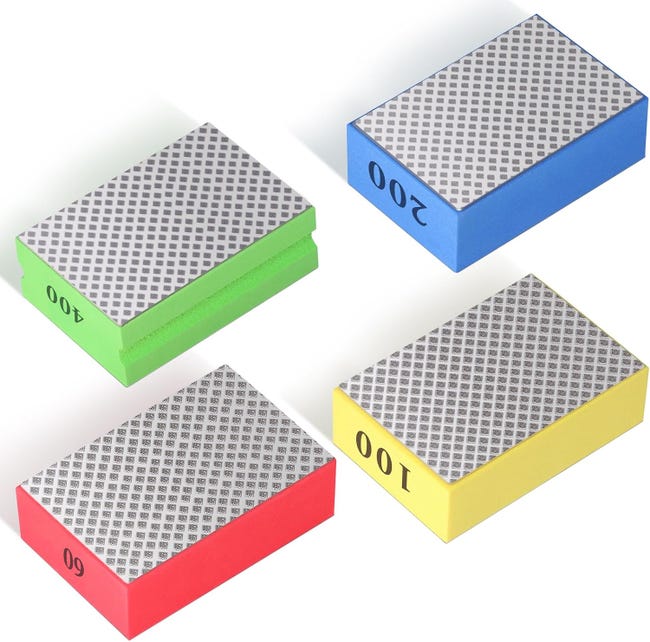Das Vierteilige Set Beinhaltet Einen Schleifschwamm, Schleifklötze Und Ein Diamantpolierpad.