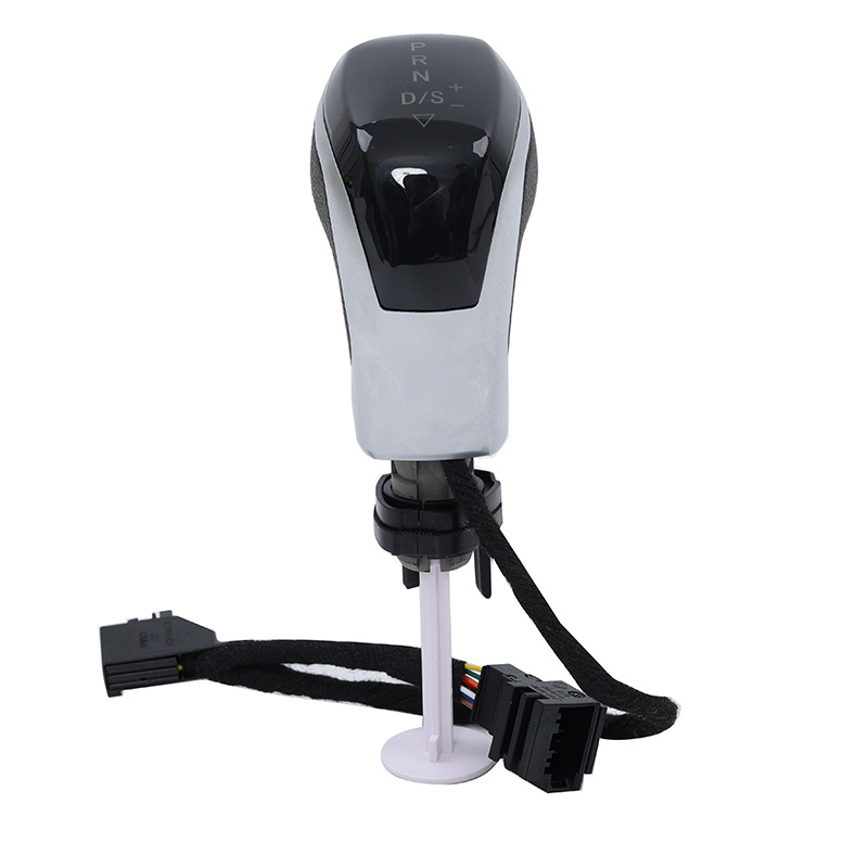 Dieses Umrüstzubehör Wurde Speziell Für Volkswagen-fahrzeuge Mit Automatikgetriebe Entwickelt Und Umfasst Einen Mattsilbernen Schaltknauf Mit Perforierter Lederverkleidung Und Weißer Led-beleuchtung.