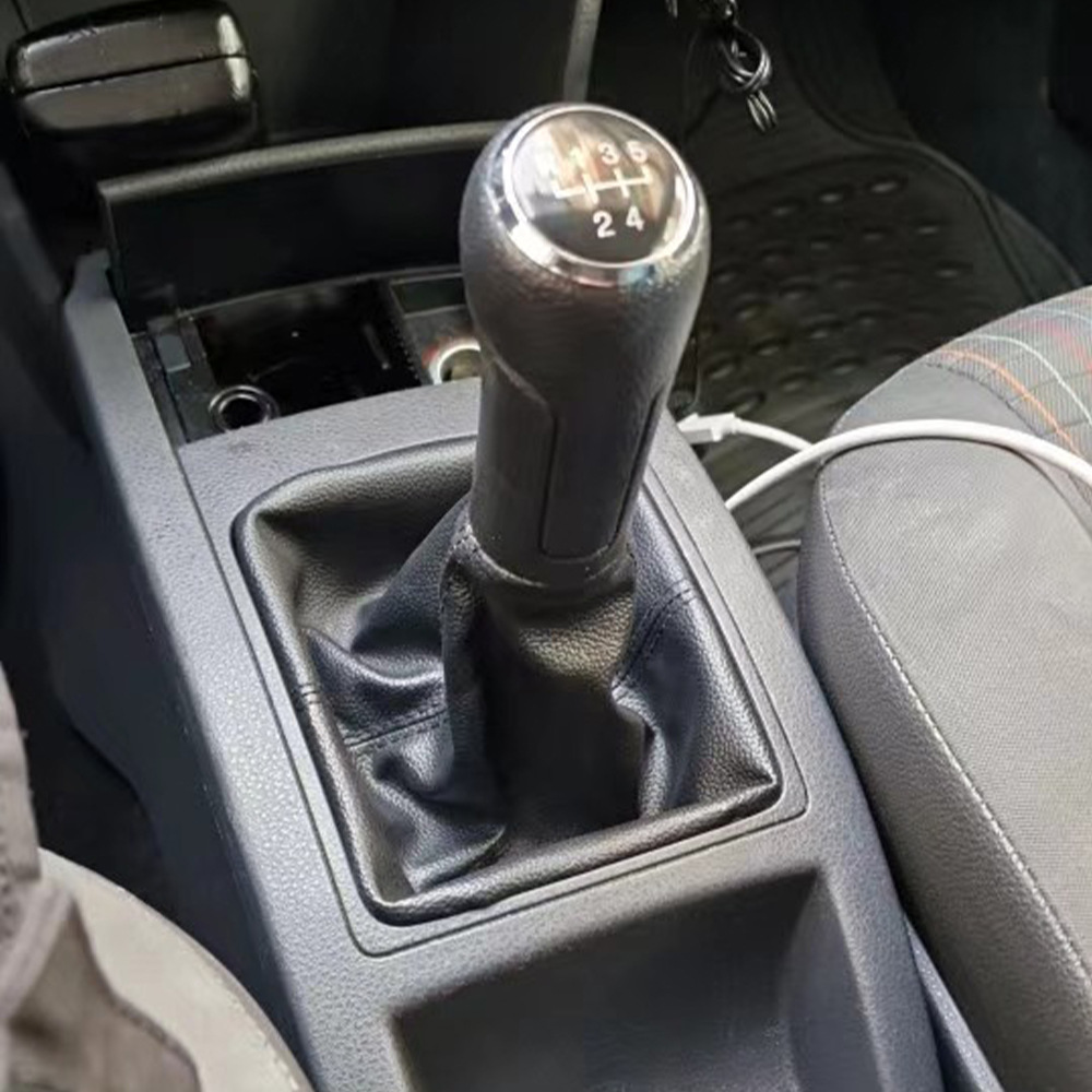 Biemmedue- Dieses Set Beinhaltet Eine Staubschutzhülle Für Den Schaltknauf Eines Volkswagen Polo, Einen Mit Rotem Zierstich Und Silbernen Zierelementen Versehenen Lederknauf Sowie Ein 5-gang-getriebe.