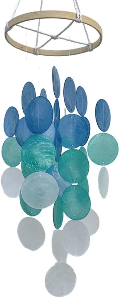 Handgefertigtes Windspiel Aus Küstenmuscheln Mit Perlenakzenten, Das Beruhigende Klänge Erzeugt Und Die Atmosphäre Ruhiger Räume Wie Gärten Und Häuser Verbessert