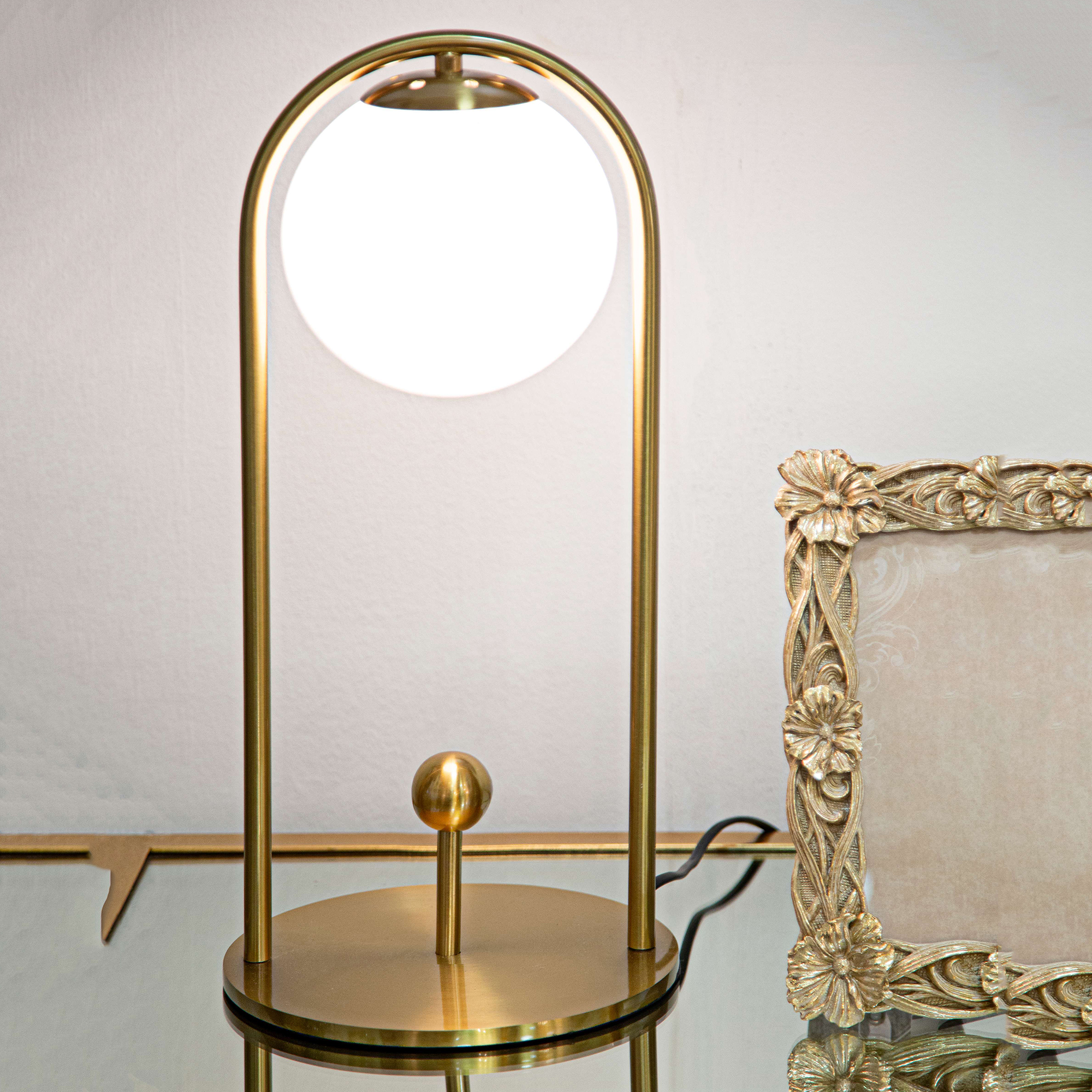 Tischlampe Kizhi, Benötigt 1 Glühbirne, Fassung E14, Manueller Schalter, Mattweiß