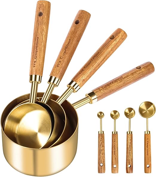 Set Aus 8 Messlöffeln Und -bechern Mit Holzgriffen Aus Goldfarbenem Edelstahl Zum Abmessen Von Trockenen Und Flüssigen Zutaten.
