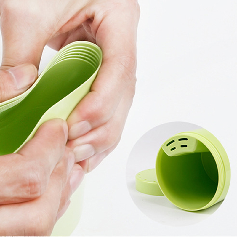Set Mit 5 Reiseflaschen Inklusive Becher, Shampoo- Und Duschgelspender, Kamm Und Kosmetikspiegel. Grünes Set.