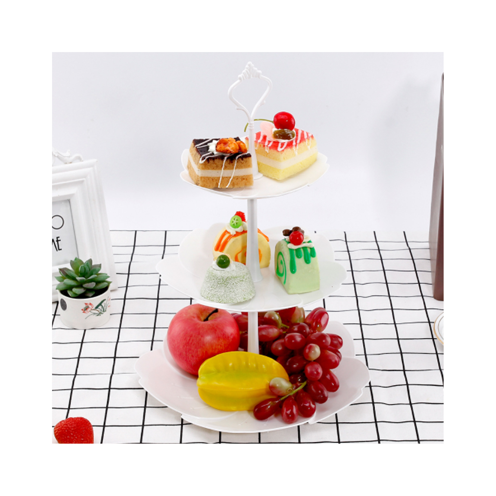Runde, Weiße, Dreistöckige Servierplatte Aus Kunststoff, Ideal Zum Präsentieren Von Kuchen Und Desserts.