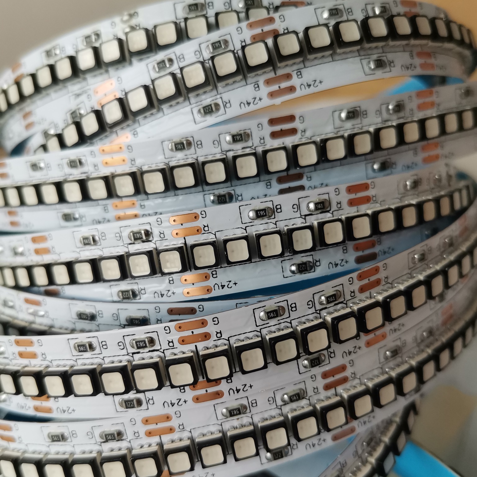 3535 Led-streifen, Einreihig, 240 Leds Pro Meter, Rgb-lichtstreifen, Hohe Helligkeit 3535, Sieben Rgb-farben, 24 V, 12 Mm Plattenbreite.