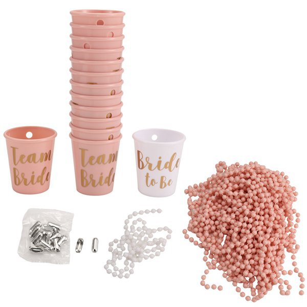 Ein Set Aus 14 Weißen Und Rosafarbenen Weingläsern Aus Kunststoff Mit Ketten, In Farbigem Glas Jga, Für Braut- Und Junggesellinnenabschiede.