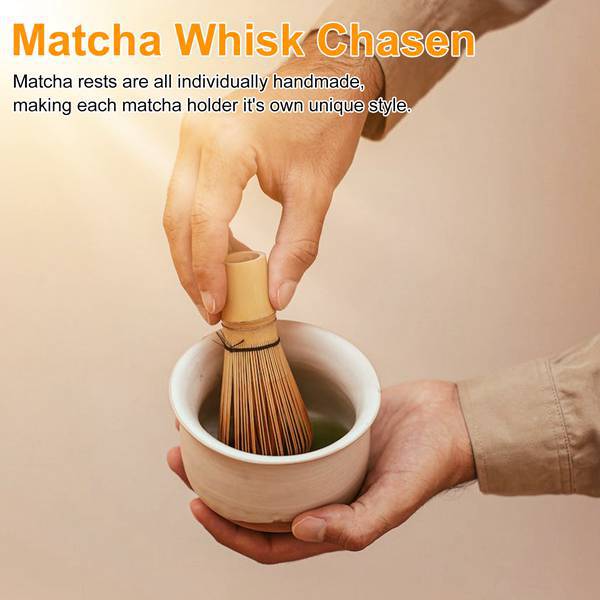 Ein Set Japanischer Teebesen In Pflaumengrün, Aus Holz, Bambus Und Keramik, Inklusive Pinsel Und Besen Zum Mischen Von Matcha.
