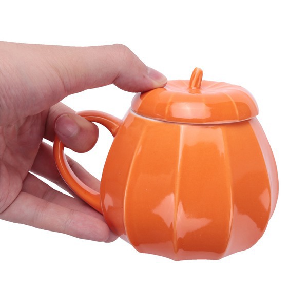 Orangefarbener Keramikbecher Mit Deckel, Verziert Mit Einem Kürbismotiv, Dekorative Kaffeetasse.