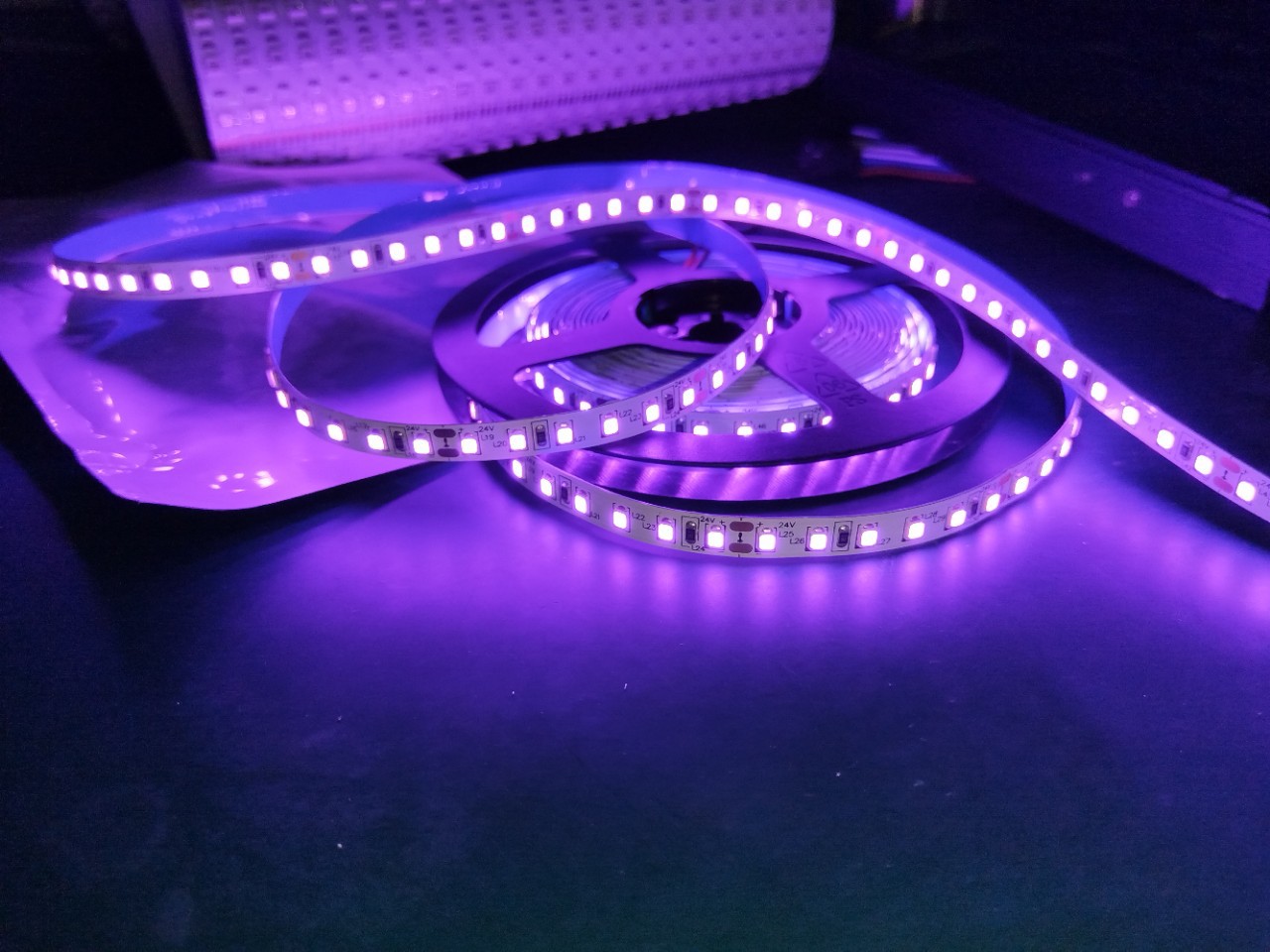 24v Led-lichtleiste Für Niederspannungstechnik, Violettes Licht, Selbstklebende, Blanke Platte, Lineare Lichtleiste, 120 Leds, 8 Mm.