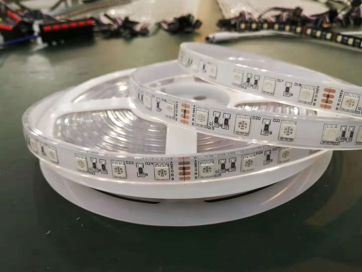 5050 Led-streifen Mit 60 Leds, Sieben Rgb-farben, Hohe Helligkeit, Weiße Leiterplatte, 24-v-gleichstromnetzteil