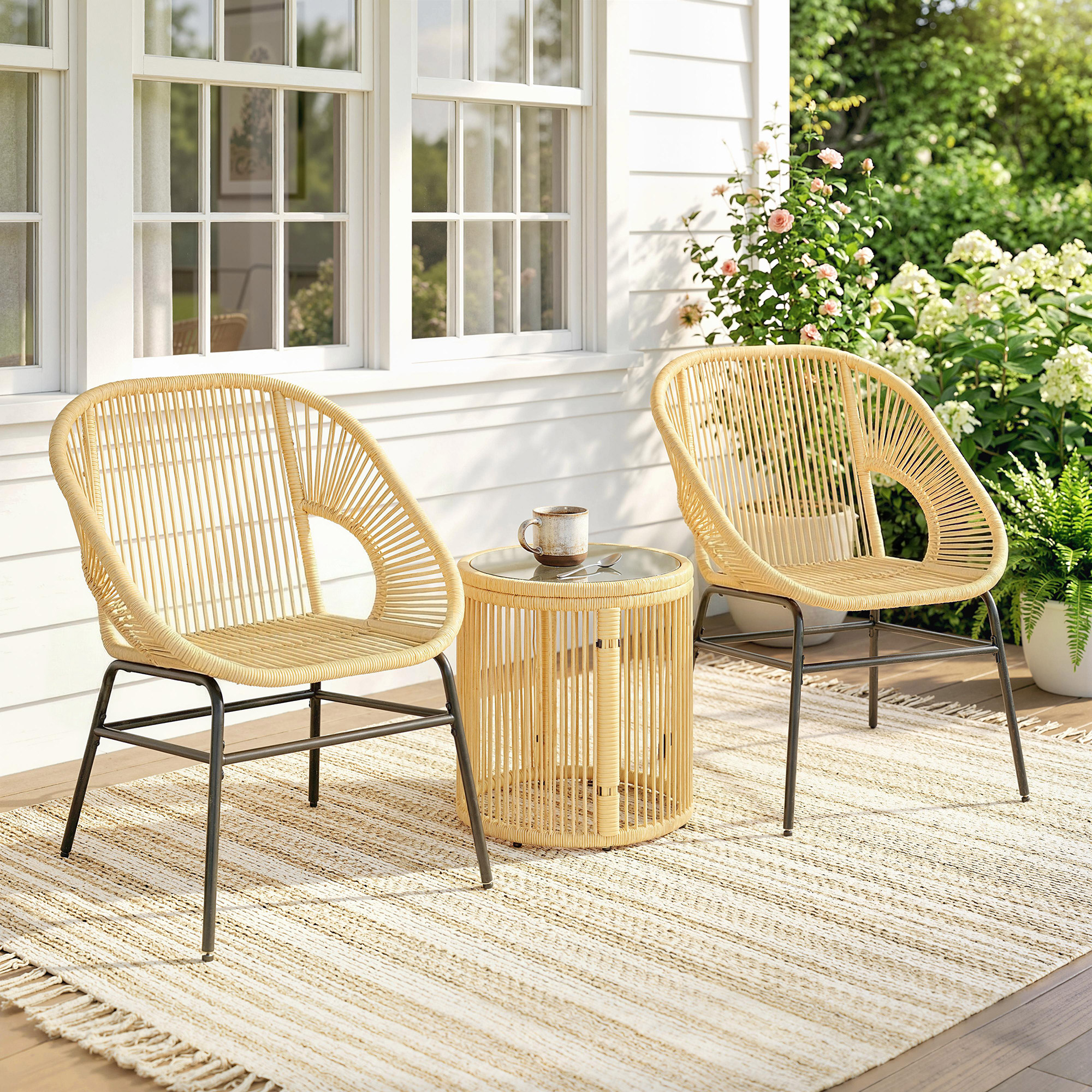 3-teiliges Bistro-set Aus Rattan Und Stahl, Bestehend Aus 2 Stühlen Und Einem Runden Tisch Mit Tischplatte Aus Gehärtetem Glas, Beige.