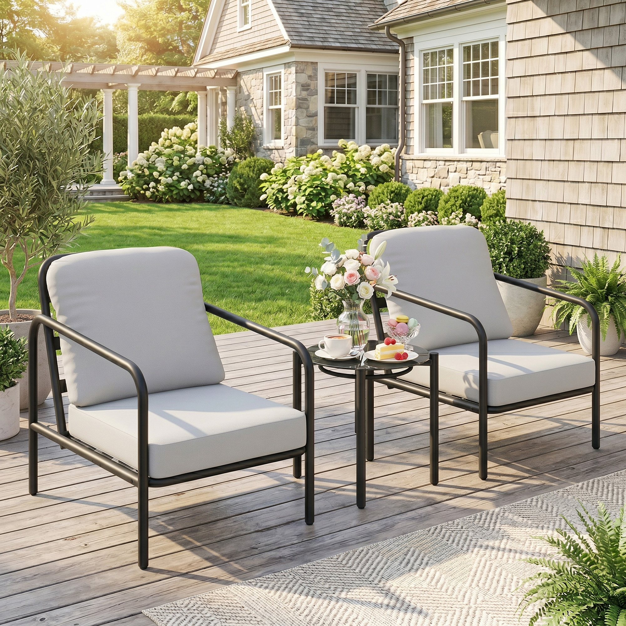 3-teiliges Bistro-set Aus Stahl, Bestehend Aus 2 Stühlen Mit Dicken Polstern Und Einem Couchtisch Mit Schwarzer Tischplatte Aus Gehärtetem Glas.