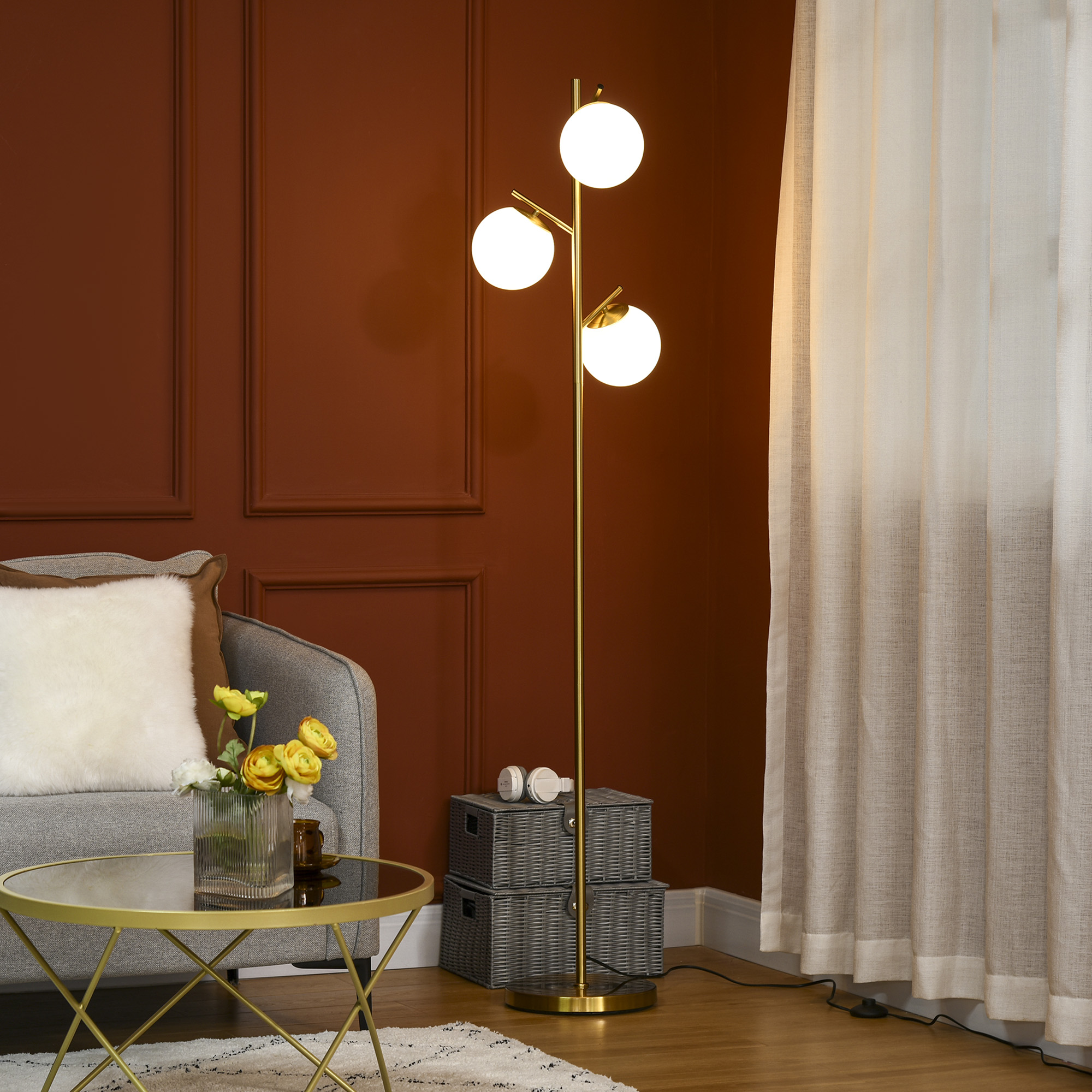 Metallene Stehleuchte Für Das Wohnzimmer Mit 3 Weißen, Mattierten Glaskugeln, 40 W, Ø 27 X 169 Cm (h), Goldfarben
